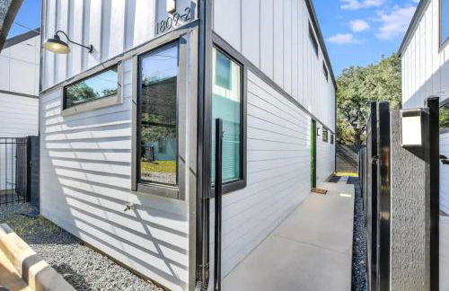 3BR 3BA Heart of SoCo, Private Deck Steps to Shops by Austin Vacay - Foto 16