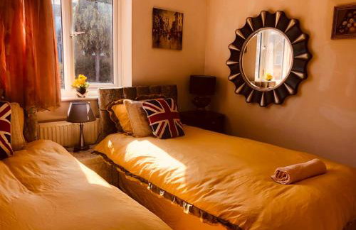 Cheerful 4 bedroom house with garden free parking - Photo 34