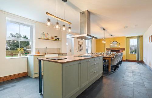 #111 New Farm with hot tub and Sauna - Sleeps 18 - Near Elmore Park - " Perfect for Contractors and Families - Parking space for 10 cars" - Foto 49