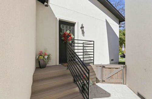 Angie Oasis Yard, Loft & Stocked Kitchen - Photo 1