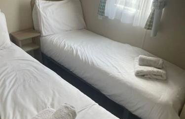 Delightful two bedroom caravan on Par Beach. - Foto 9