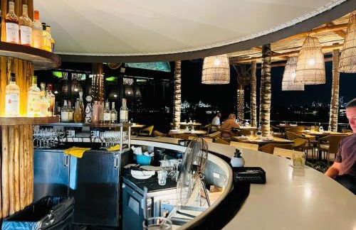 Stunning Views 2BD Condo at Hotel w Pool, Bar - Foto 5