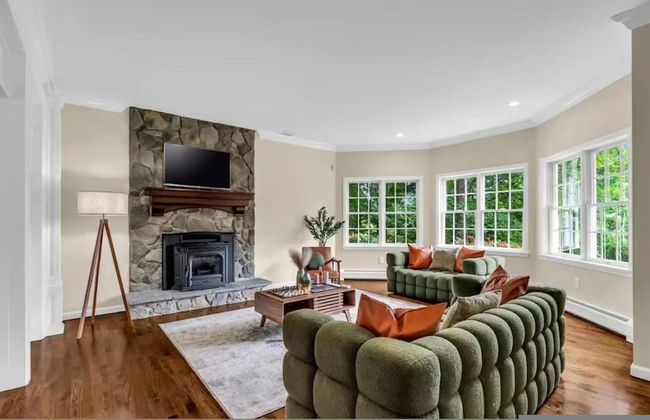 Family Retreat With Autumn Views and Fireplace - Photo 1