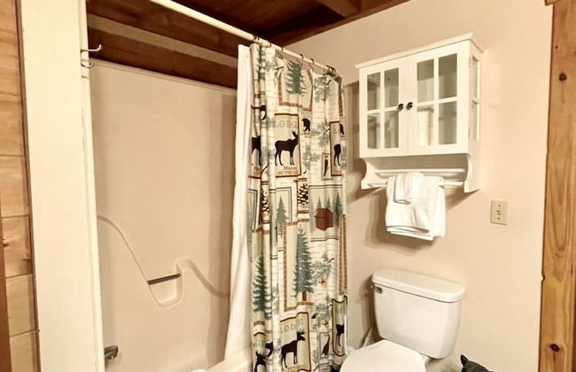 Leave the stress behind!- private hot tub, pet and motorcycle friendly, let peace and nature surround you! 2 Bedroom Home by RedAwning - Foto 10