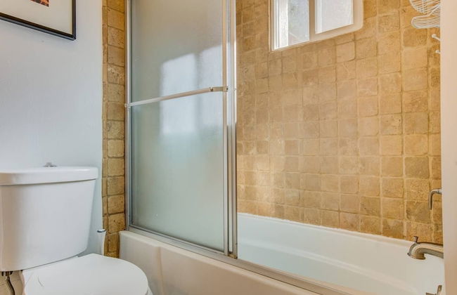 Downtown Practical & Pet-friendly Easy & Sensible - Photo 18