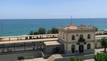 Apartamento en 1ª línea con vistas al mar cerca de Barcelona - Photo 2