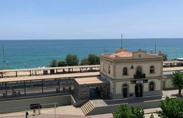Apartamento en 1ª línea con vistas al mar cerca de Barcelona - Photo 2