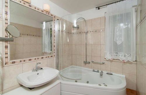 Deluxe Villa Sirena on the beach with Pool - Photo 26