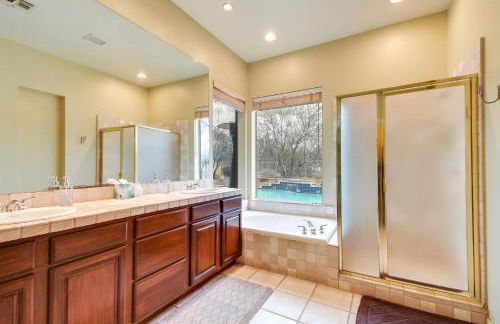 Luxe Couples Retreat with Pool and Outdoor Kitchen! - Foto 15