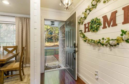 Gorgeous Alabama Home 4 Miles to Stadium Sleeps 8 - Foto 14