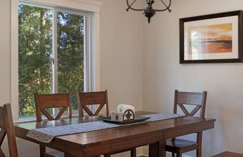 Secluded 4BR Nestled in Woods-Hot Tub/Dog Friendly - Foto 18