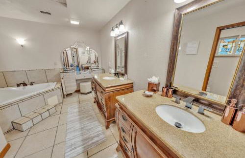 NEW! Huge Game Room, Hikeable, Red Rock View, Fireplace, Ping Pong, Yoga, Golf Course, Pickle Ball! - Foto 16