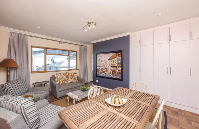 Vibrant and Safe 2 Bedroom Apartment - Photo 13