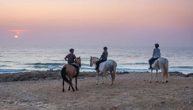 El sol se esconde en la playa de Bordeira