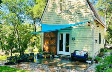 Blissful Acres hilltop cottage - Foto 1