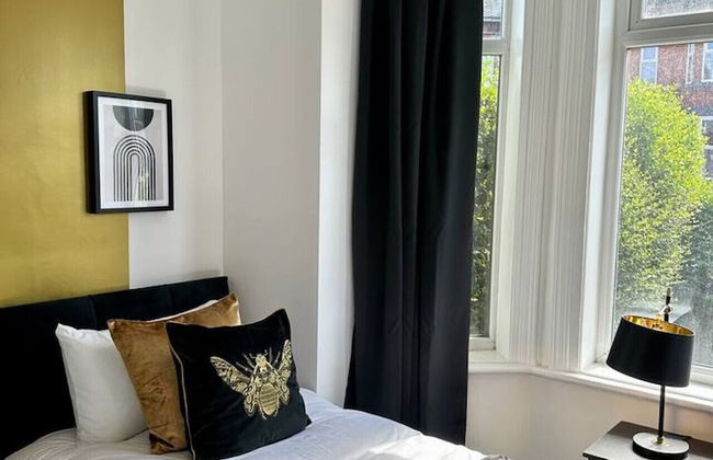 Large Five Bedroom Home with parking - Foto 6