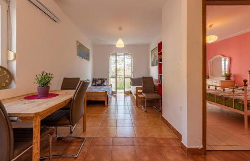 2 Bedroom Stunning Apartment In Novalja - Photo 27