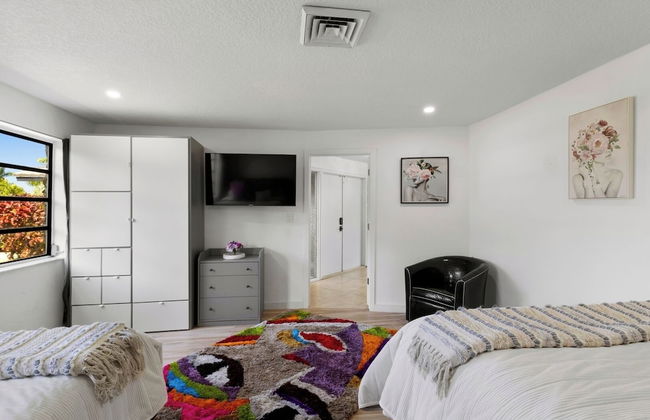 Family-friendly 5BR Home w/ Heated Pool & Parking - Foto 39