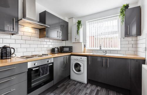 4-Bedroom House sleeps 9 in Liverpool Perfect for Contractors - Free Parking - Fast WiFi - Fully Equipped Kitchen - Hosted by By Hinkley Homes Short Lets & Serviced Accommodation - Foto 15