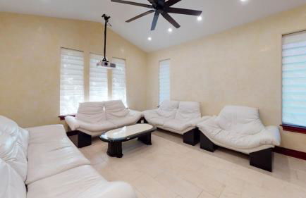 Relax, Entertain, & Indulge In Our Unique Pool House - Foto 11