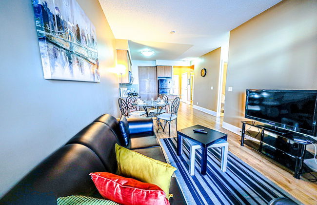 Lake View Luxury Condo by Elite Suites - Photo 8