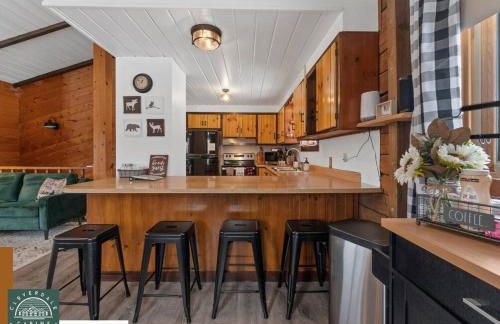 Cozy Cabin with Hottub at Cloverdale Cabins - Foto 8