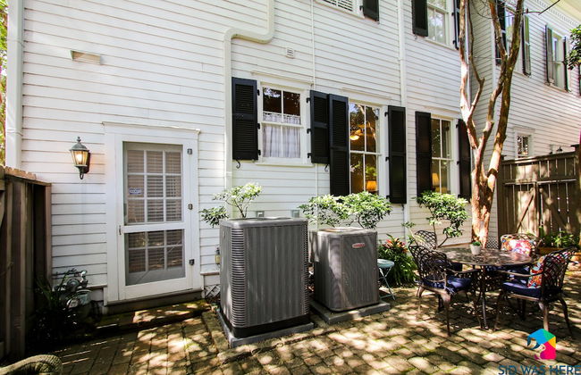 The Irish Bar near Bay Historic Savannah - Photo 43