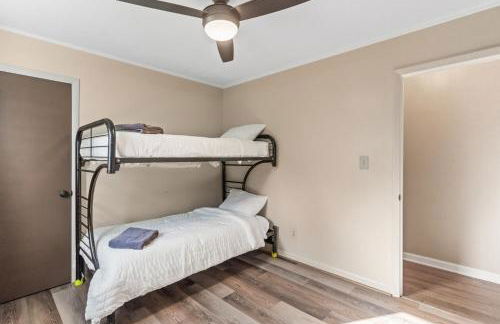 Chill Retreat, hot tub, large private yard - Foto 40