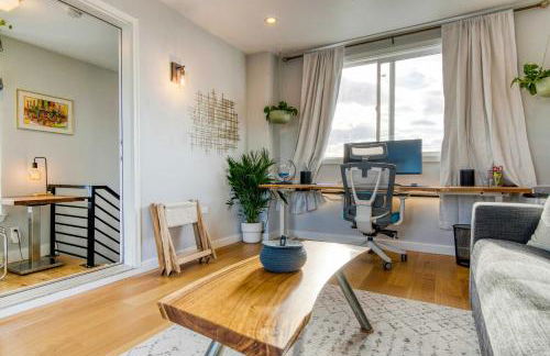 Walk to Empower Field Townhome with Hot Tub! - Foto 8