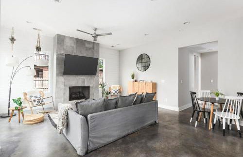 Modern Luxury with Rooftop Deck, 3 mi to Downtown - Foto 15