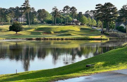 King Bed! Soaking tub! Fenced Yard w Screen Patio - Foto 1