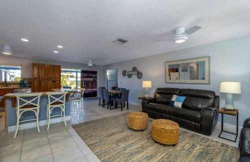 "Canal Dreams" 3 BR2 BA pool home on the canal - Foto 30