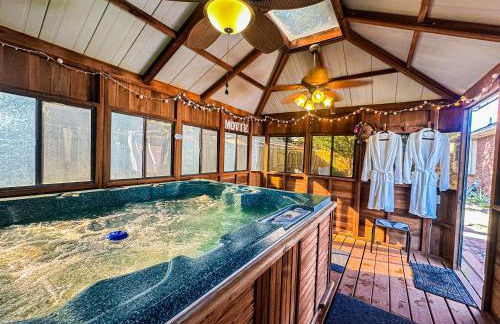 Maple House Romantic Getaway WHot Tub Near IAH - Foto 2