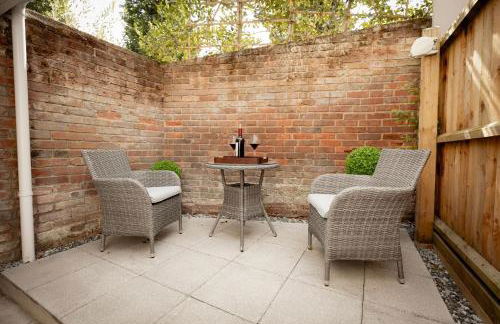 Central Medieval Grid Unique home with Gated parking - Foto 5