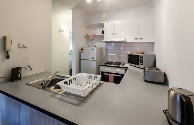 DAWN, 2BDR Carlton Apartment - Photo 14