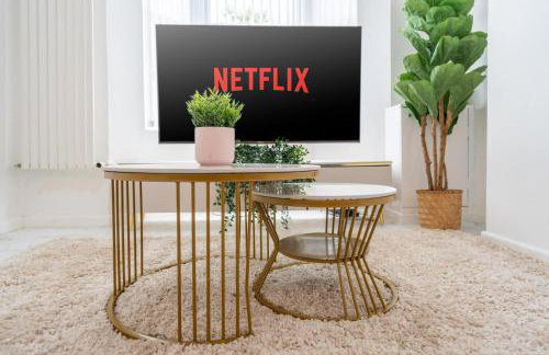 Liverpool Luxe Retreat 3 Bedroom House Next to Everton Stadium - Photo 34