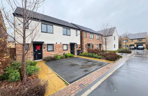 Stylish 2 Bedroom Home Near Lake with Free Parking & Garden - Photo 2