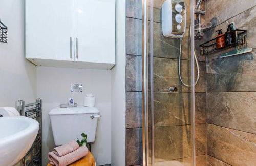 Beautiful Cozy Cottage in Sandbach by 53 Degrees Property, Sleeps 4 with FREE Parking - Photo 19