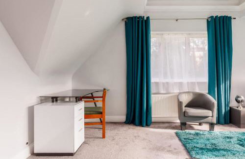 The Gables Penthouse - 15-Minute Walk to Branksome Chine Beach - Photo 11