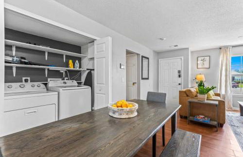 Screened Porch, Firepit, Patio! Peaceful in Pooler - Foto 1