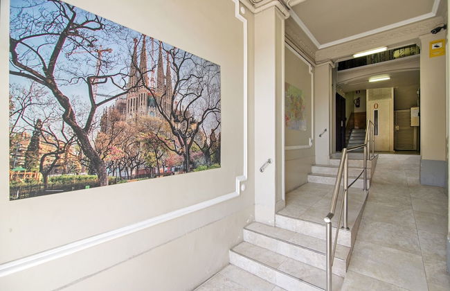 Happy People Gaudi Sant Pau - Foto 2