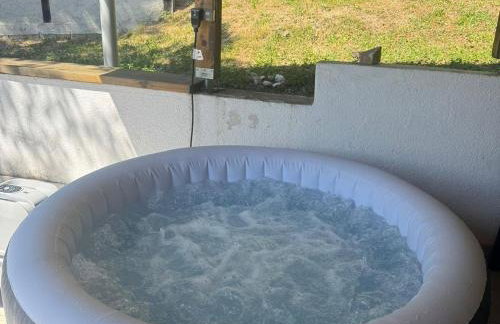 Plesivica Hillside Holiday Home with Hot -Tub - Foto 61