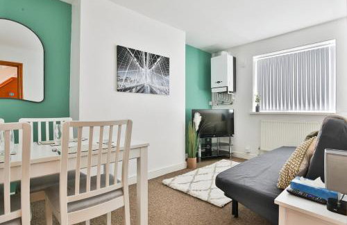 3-Bed Contractor Ready Stay Near City & M4 Access with Parking & Wi-Fi - Foto 2