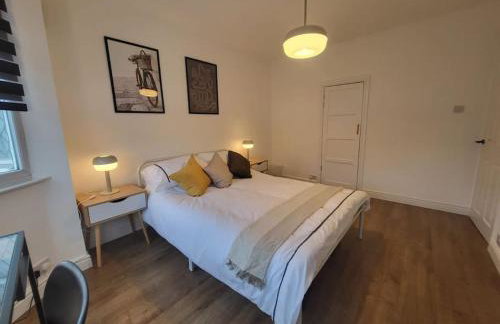 4 Bedroom House - Free Parking, Great access to London, Herts, Essex - Photo 10