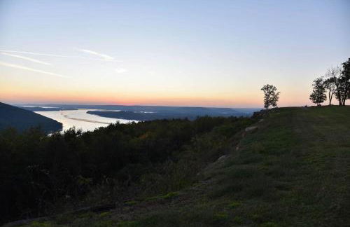 Rustic Chic Alabama Cabin w Loft Fire Pit Pet Friendly Fenced Yard Lake Guntersville - Lucky Lodge - Foto 74