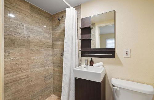 Stunning Beach Delight with Hot Tub, Fire Pit, Parking & Walk to Beach! - Foto 15