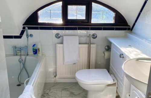 Riverside 4 Bedroom House Wraysbury Staines - Foto 20