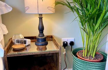 Beautiful Garden Room with Private Entrance - Foto 9