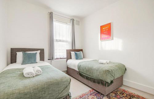 Spacious House in North London, very close to train station and bus stops, near Tottenham Stadium & lots of parking - Photo 5