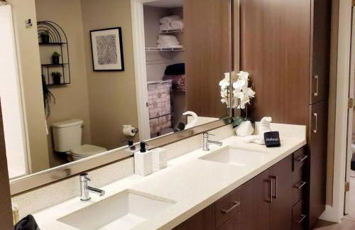 Spacious 2 bed 2 bath, Pool, Hottub, Wifi, 24 hr Fitness, Parking - Foto 13